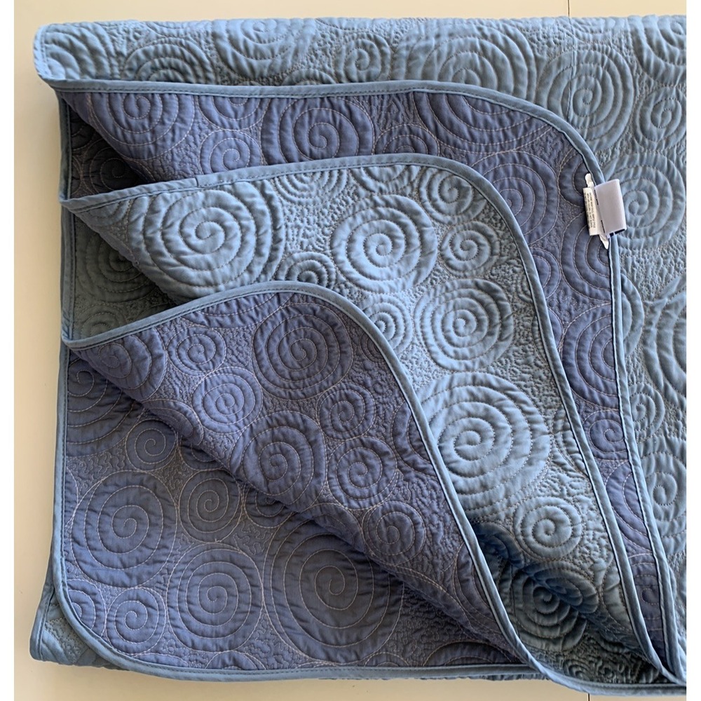 Nicole Miller Reversible Quilted Swirls Coverlet Bed Spread Queen Blue‎ 92"x92"